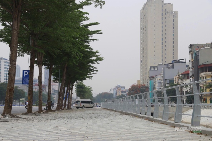 Vỉa hè rộng, lan can bảo vệ và hạ tầng hai bên tuyến mương đã cơ bản hoàn thiện. Ảnh: T.Anh