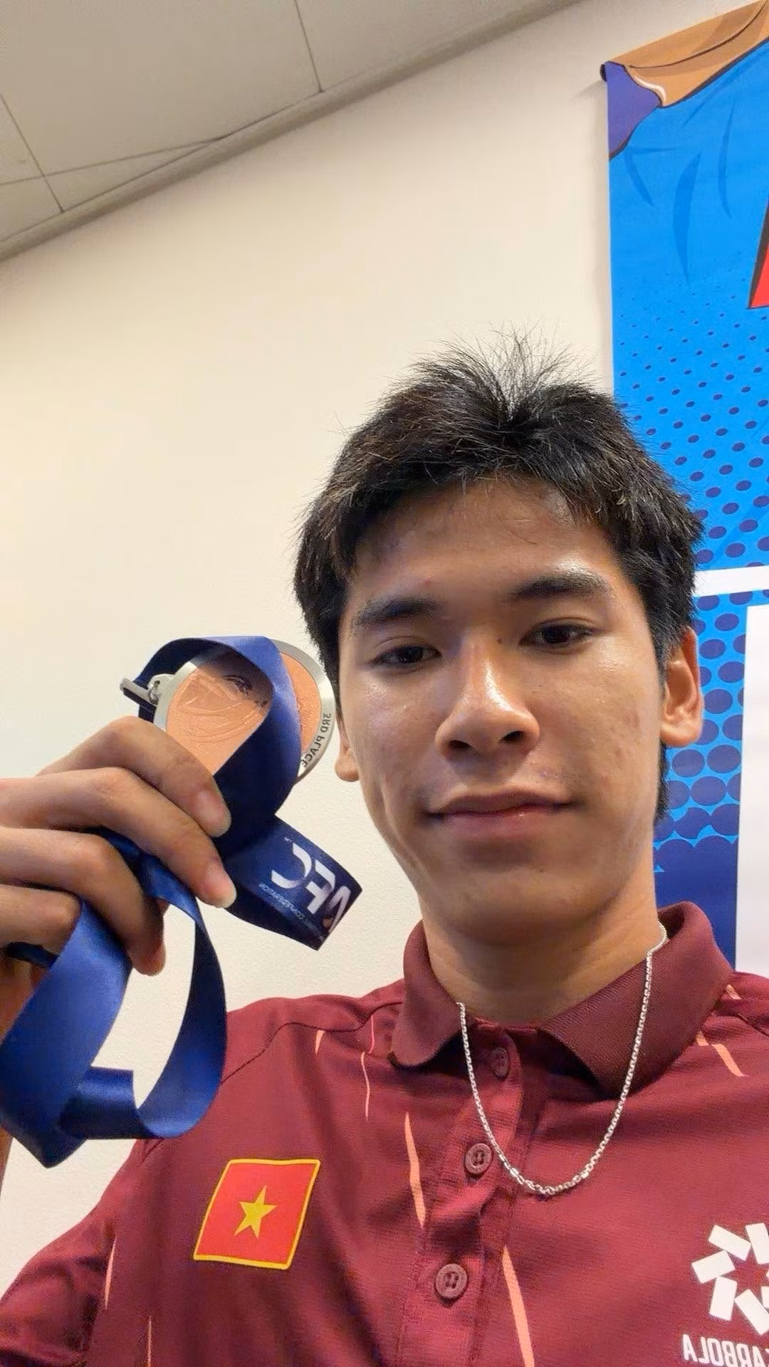Lê Văn Thuận và tấm Huy chương Vàng SEA Games 33. (Ảnh: FBNV)