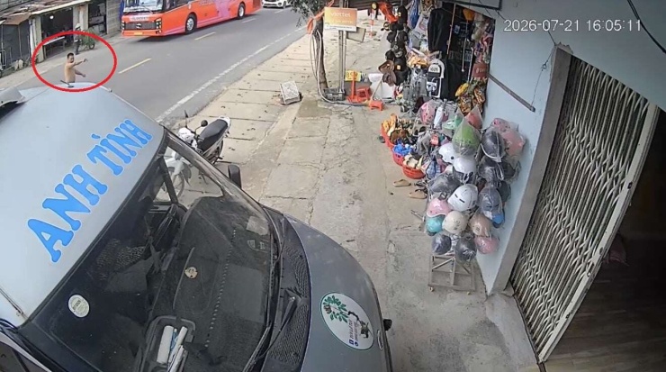 Hành động kì quặc của lái xe Tình. Ảnh: CACC