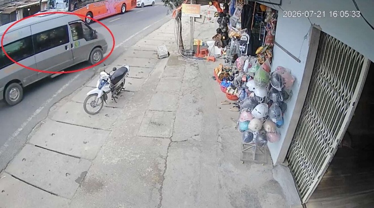 Nhiều phương tiện phải dừng lại để tránh phương tiện xe khách của ông A Tình điều khiển. Ảnh: CACC