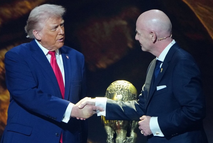 Tổng thống Mỹ Donald Trump (trái) và Chủ tịch FIFA Gianni Infantino. Ảnh: NYT