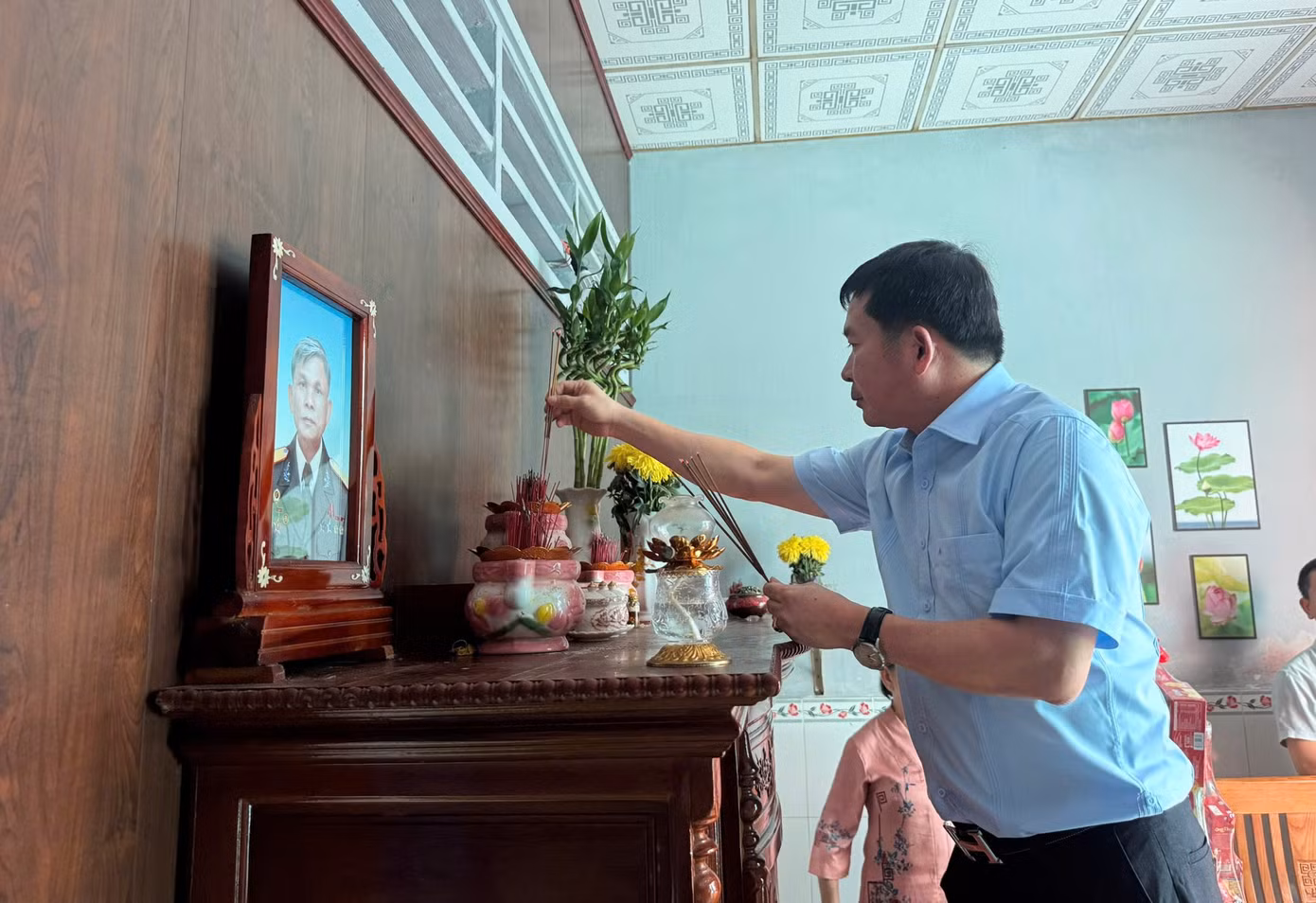 Ông Đinh Văn Nơi dâng hương trước bàn thờ liệt sĩ tại đặc khu Phú Quốc.