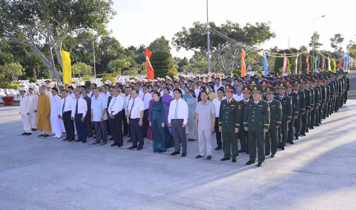 Lãnh đạo tỉnh An Giang dâng hoa, dâng hương tưởng niệm các Anh hùng liệt sĩ tại Nghĩa trang Liệt sĩ tỉnh.
