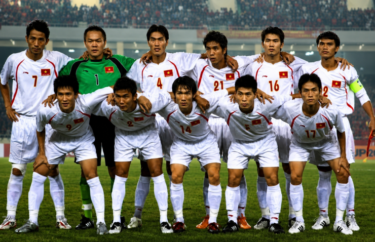 Phan Văn Tài Em là đội trưởng đầu tiên của Việt Nam nâng cao chiếc cúp vô địch AFF Cup. Ảnh: FBNV