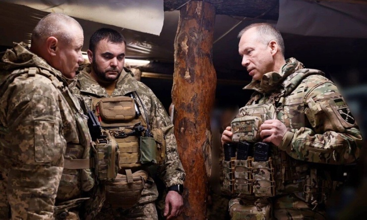 Tư lệnh quân đội Ukraine Syrsky (phải) thăm tiền tuyến phía đông hôm 13/3/2024. Ảnh: Văn phòng Tư lệnh Quân đội Ukraine