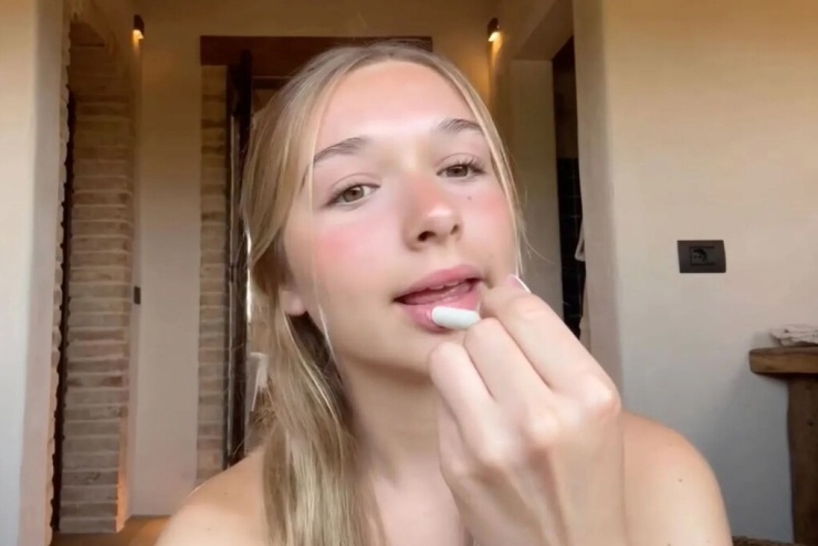 Harper tự quay quá trình trang điểm hàng ngày. Ảnh: Instagram