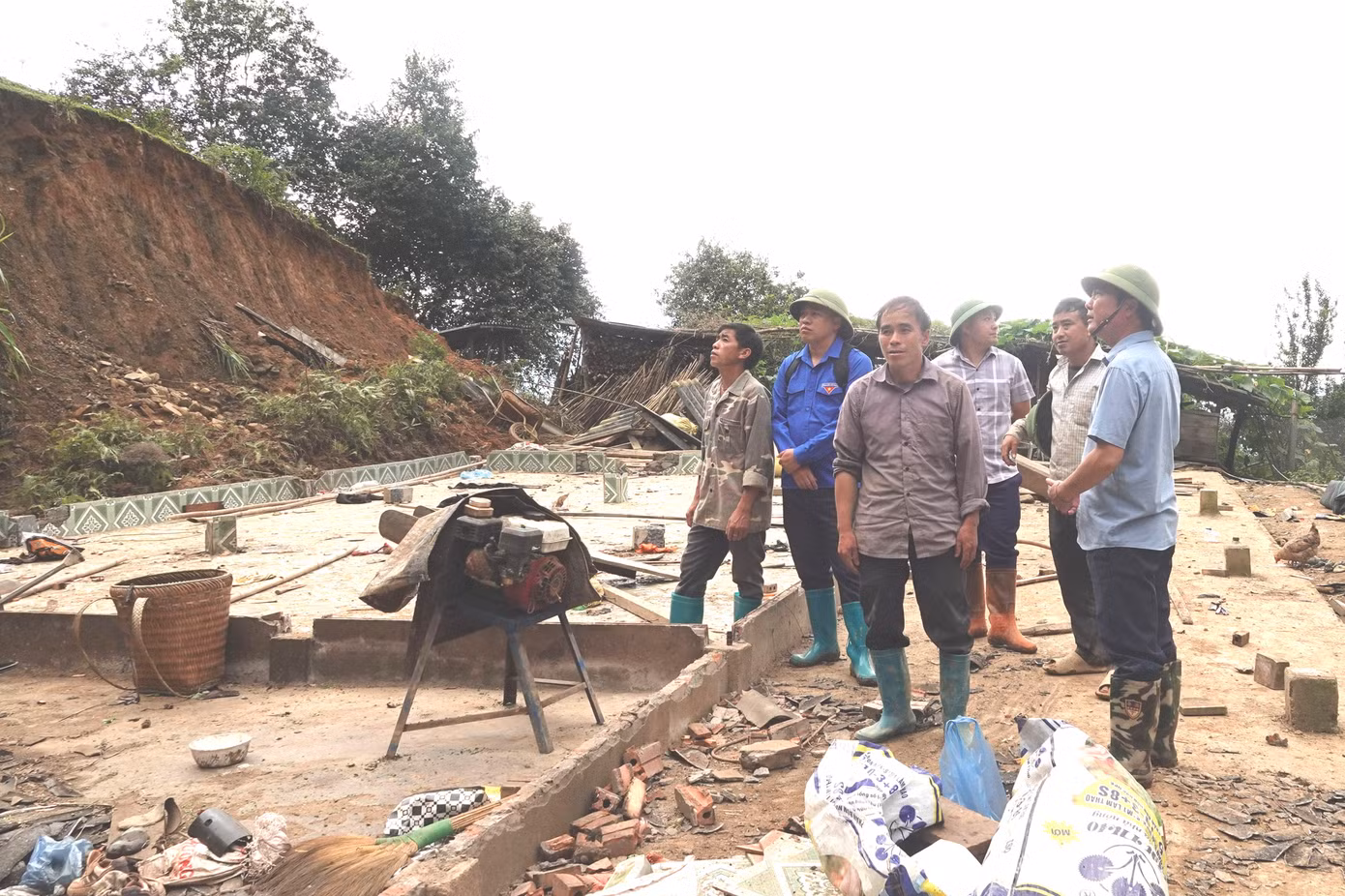 Tan hoang cảnh nhà sập, mất trắng tài sản sau sạt lở ở Lào Cai - 13