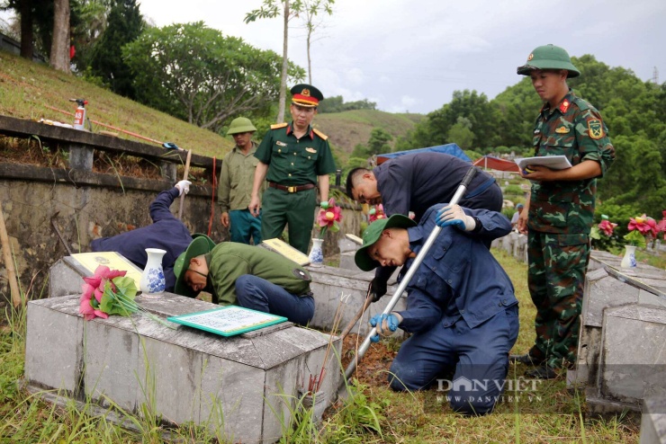 Việc thu nhận mẫu hài cốt liệt sĩ tại Nghĩa trang Nầm được thực hiện chặt chẽ, khoa học, phục vụ giám định ADN, xác định danh tính liệt sĩ còn thiếu thông tin. Ảnh: Hồ Thỏa.