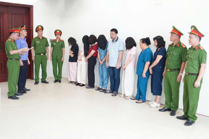 Cơ quan Cảnh sát điều tra Công an tỉnh Nghệ An đọc lệnh khởi tố vụ án, khởi tố 10 bị can về tội “Lừa dối khách hàng”. Ảnh: Công an cung cấp
