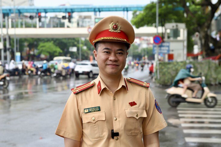Theo Trung tá Đào Việt Long, hệ thống hiển thị tình trạng giao thông theo các màu xanh, vàng, đỏ, tương ứng với mức độ lưu thông từ thông thoáng đến ùn tắc, giúp người tham gia giao thông dễ quan sát và chủ động chuyển hướng khi cần thiết. (Ảnh Thành Long).