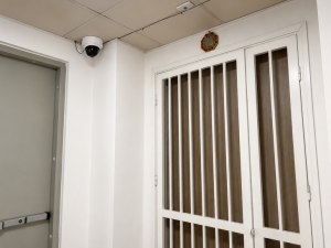 Khi camera an ninh ‘soi’ sang nhà hàng xóm: Có vi phạm pháp luật?