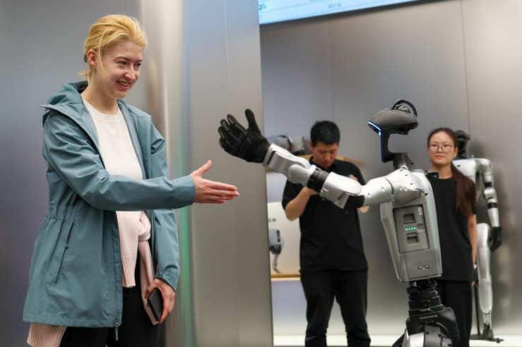 Một du khách Nga tương tác với robot tại cửa hàng của Unitree Robotics ở Bắc Kinh, Trung Quốc, ngày 30/4. (Ảnh: XINHUA)