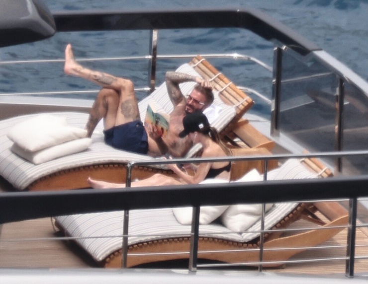Becks nằm đọc sách trên du thuyền trong chuyến nghỉ dưỡng ở Ibiza. Ảnh: Instagram