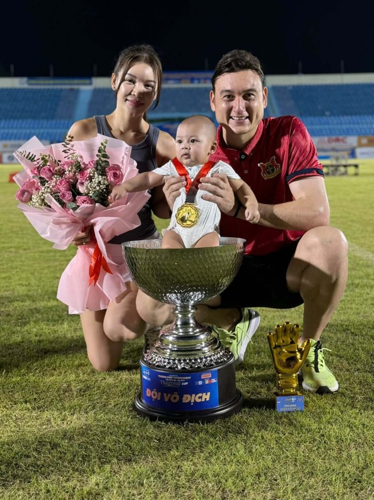 Vợ Văn Lâm mong con trai học tính nhẫn nại của bố, có sự yêu đời của mẹ - 2