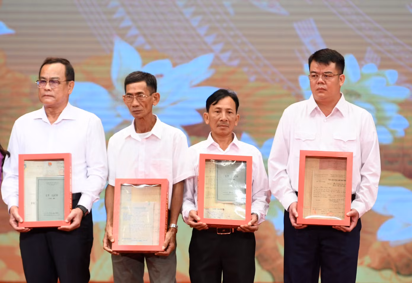Thân nhân các Anh hùng liệt sĩ xúc động nhận lại kỷ vật.