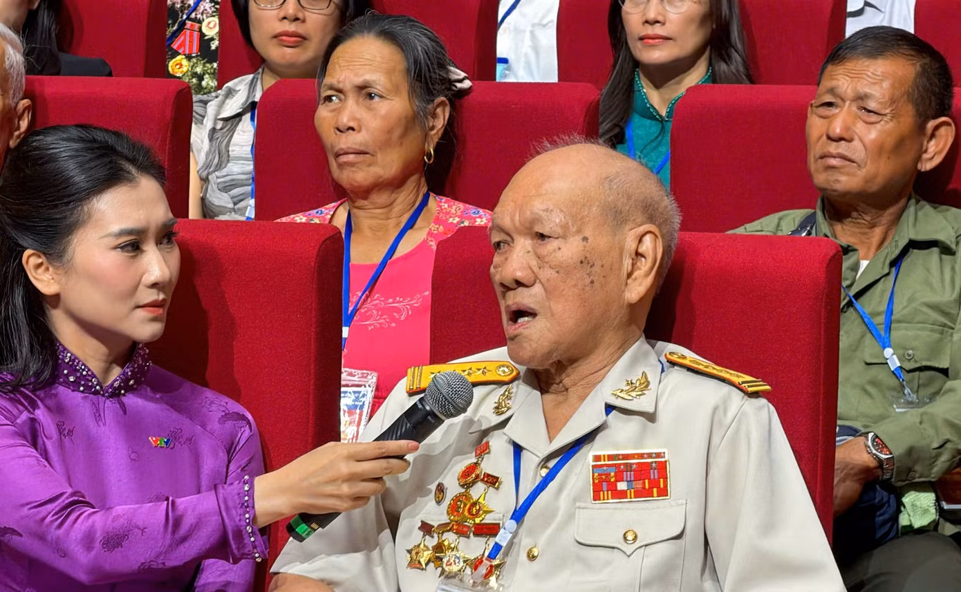 Thân nhân liệt sĩ nghẹn ngào nhận lại kỷ vật thiêng liêng - 9