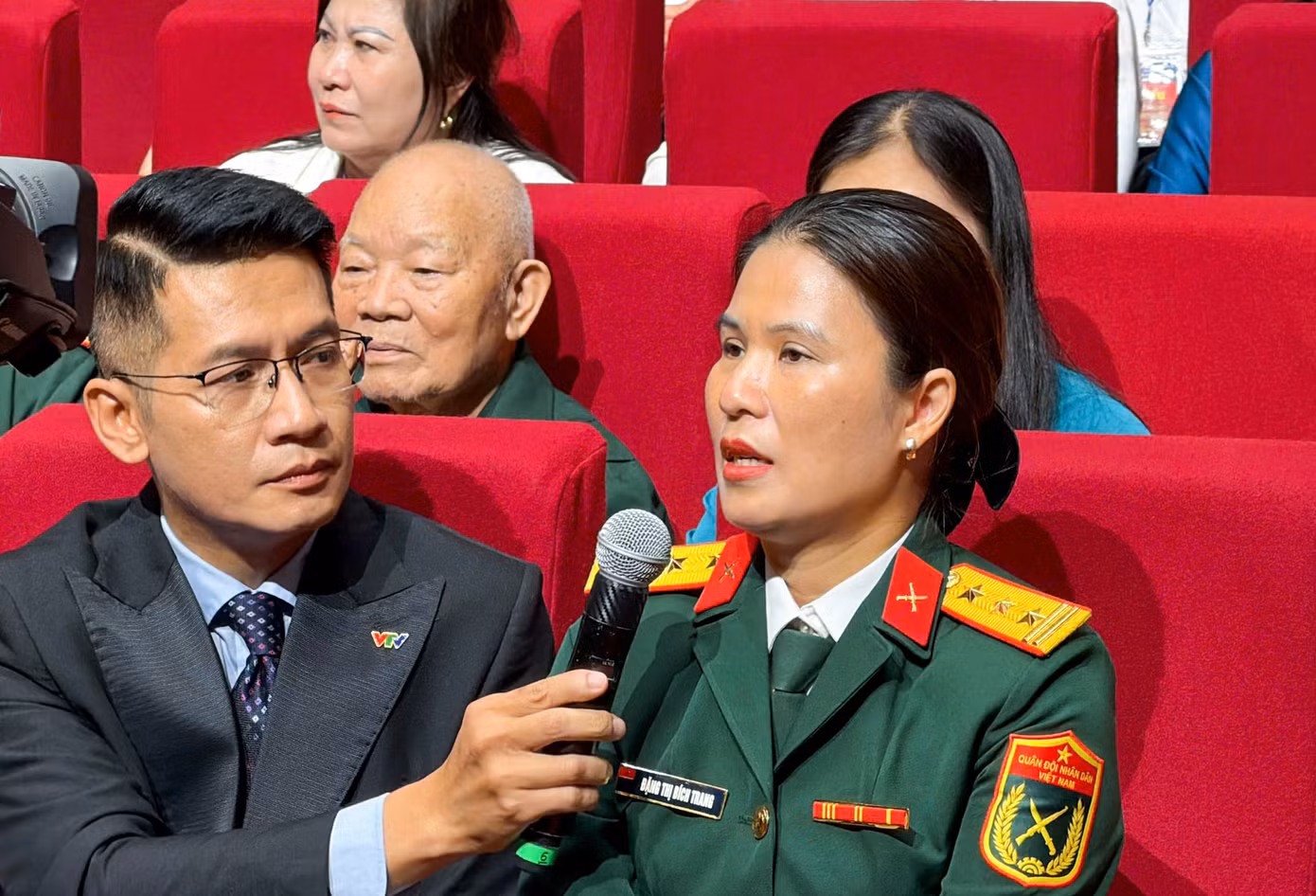 Thân nhân liệt sĩ nghẹn ngào nhận lại kỷ vật thiêng liêng - 8