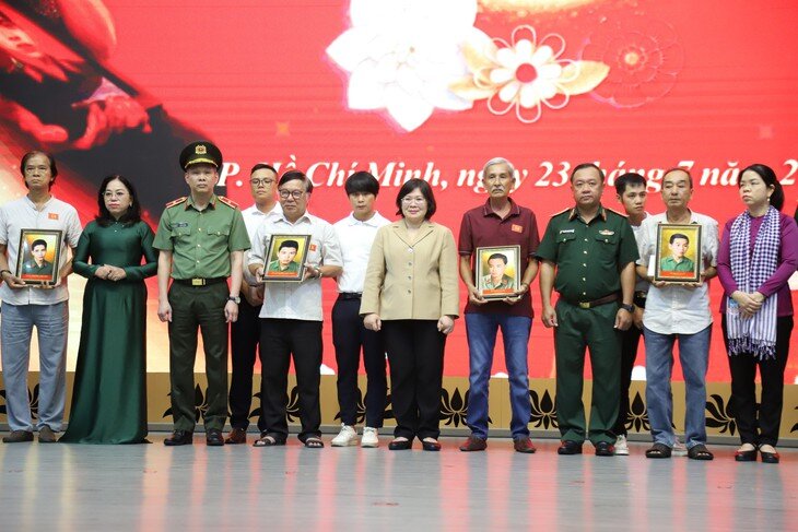 Bộ Tư lệnh TPHCM phối hợp Công an TPHCM và Team Lee trao tặng di ảnh được phục dựng cho thân nhân 54 gia đình liệt sĩ. Ảnh: P.Thương.