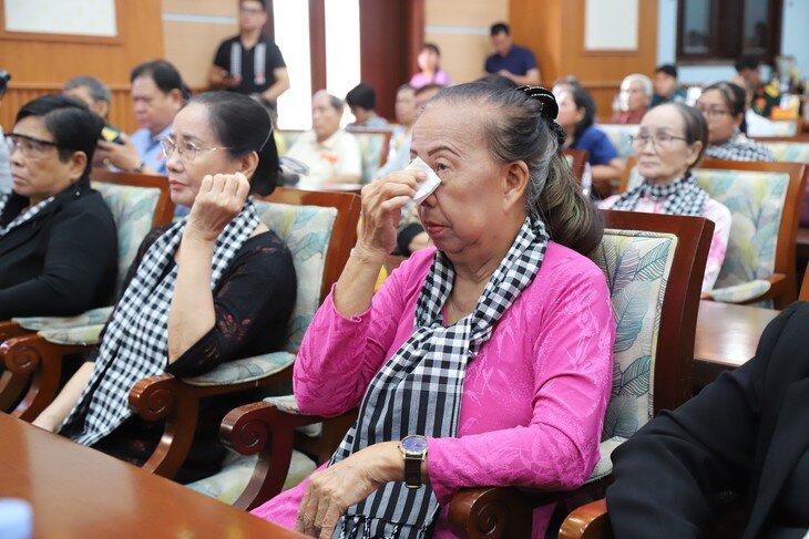 Nhiều người không kìm được xúc động khi chứng kiến khoảnh khắc 'đoàn tụ'. Ảnh. P.Thương.