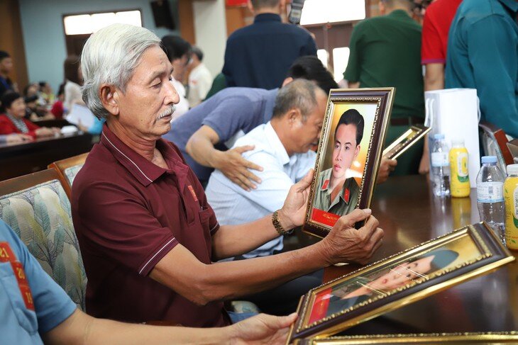 Sau hàng chục năm, những gương mặt liệt sĩ một lần nữa hiện lên rõ nét, trở về trong vòng tay của người thân. Ảnh: P.Thuơng.