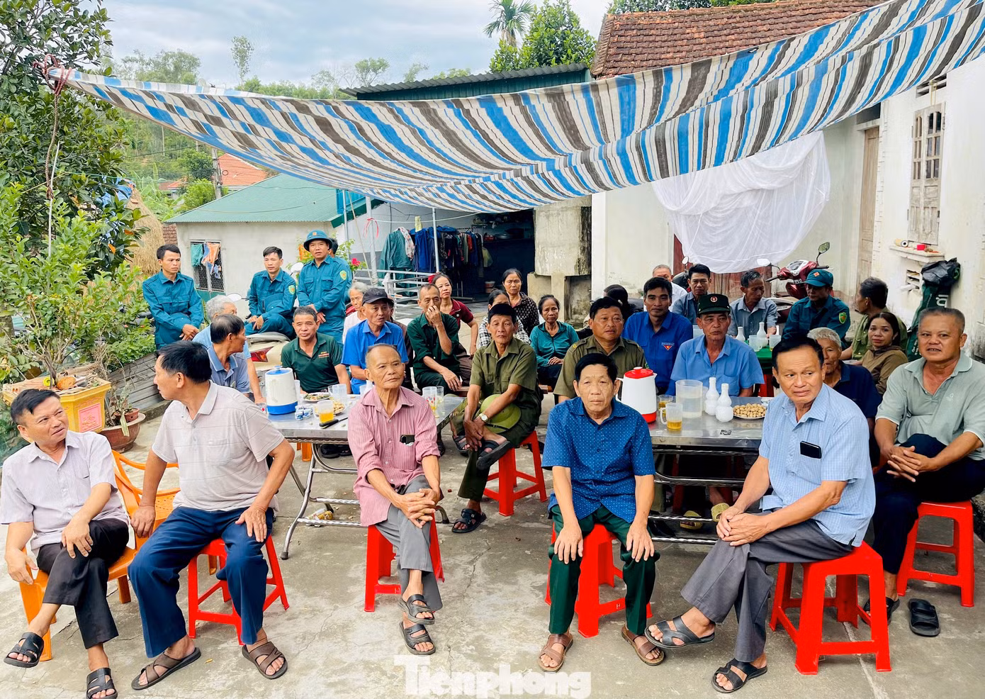 Từ sáng sớm, rất đông người thân, hàng xóm láng giềng đã tập trung tại nhà của liệt sĩ để chuẩn bị công tác đón nhận.