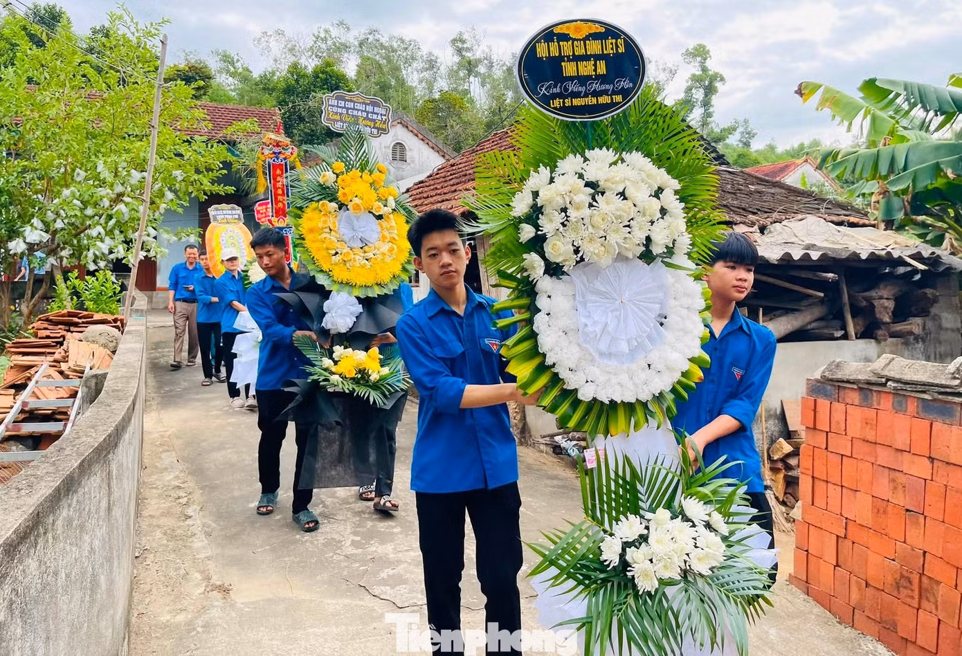 Trong giây phút linh cữu liệt sĩ được đưa về an nghỉ tại nghĩa trang quê nhà, nhiều người không giấu được xúc động. Sau hơn 60 năm xa quê, người chiến sĩ năm xưa đã hoàn thành hành trình trở về với nơi chôn nhau cắt rốn, trở về trong vòng tay yêu thương của gia đình, đồng đội và quê hương.