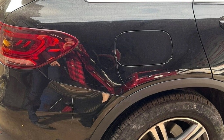 Bên ngoài xe Mercedes GLC 200 bị cào xước nhiều vết. Ảnh: Nạn nhân cung cấp