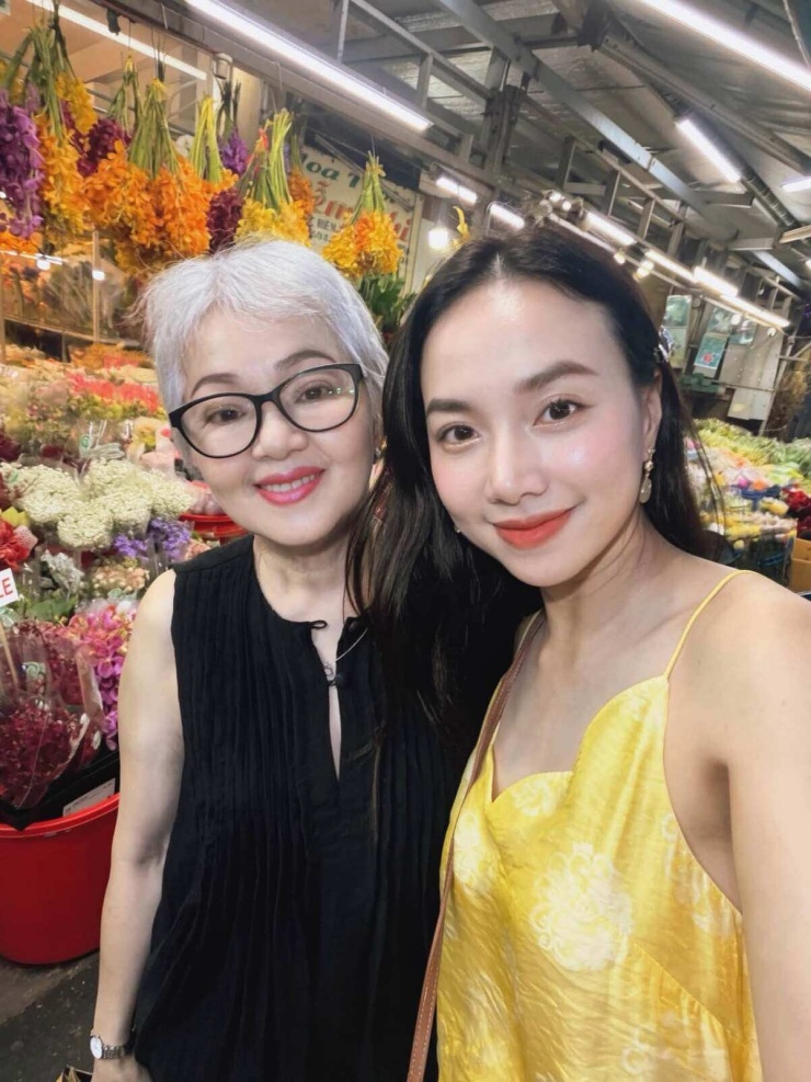 Ảnh sao 24/7: Vợ chồng Hà Kiều Anh mừng 19 năm cưới - 4