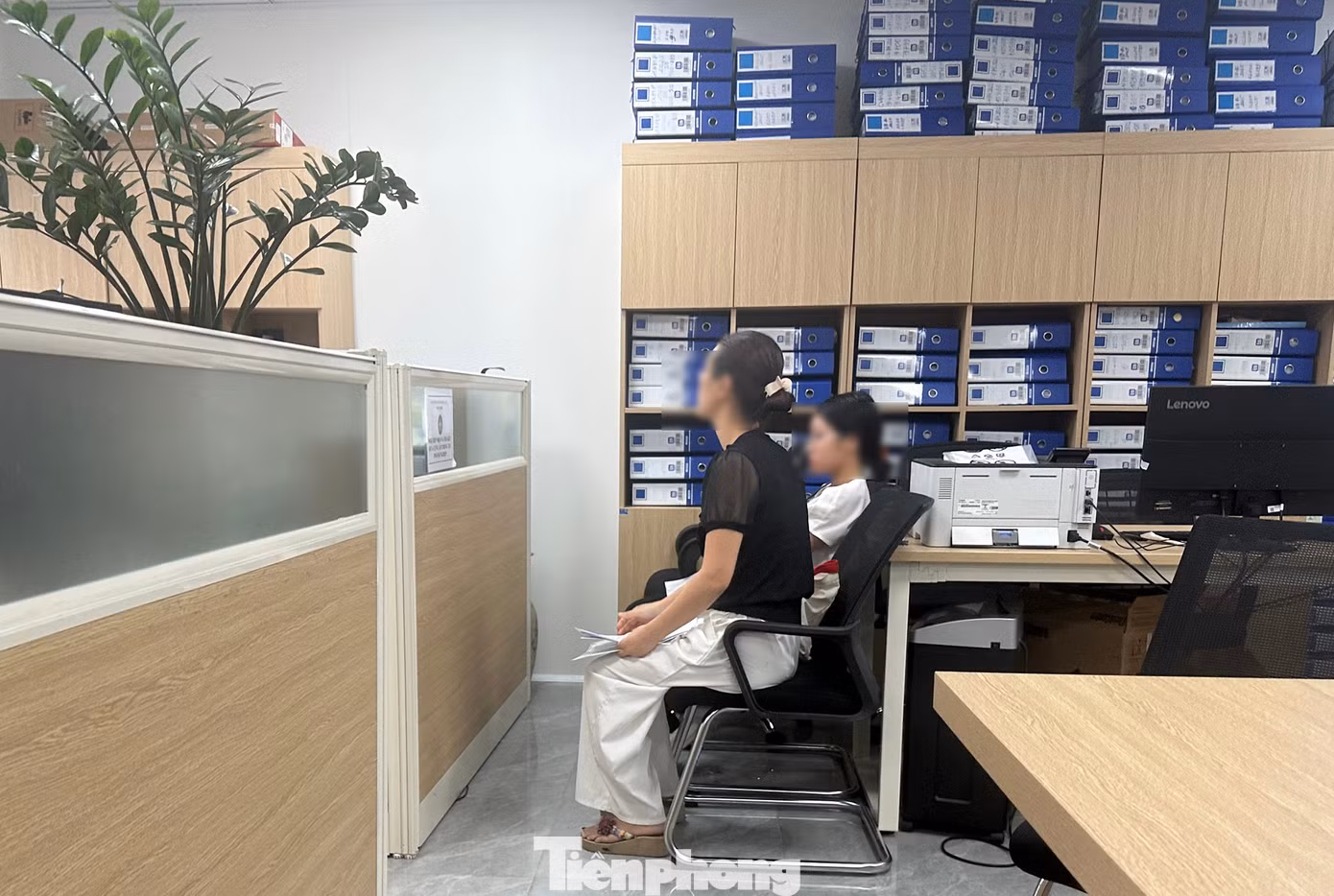 Người dân đến Sở Tài chính Hà Nội gửi đơn, xin thông tin doanh nghiệp.