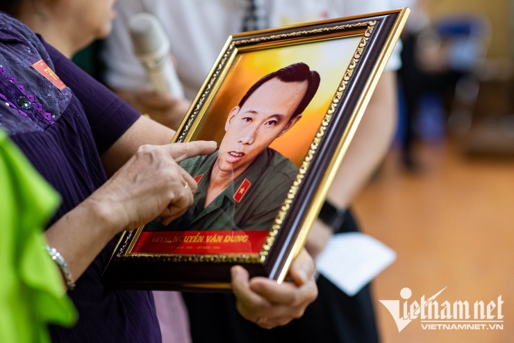 Nhận di ảnh phục dựng cha liệt sĩ, con gái nghẹn ngào trong cuộc đoàn tụ đặc biệt - 5
