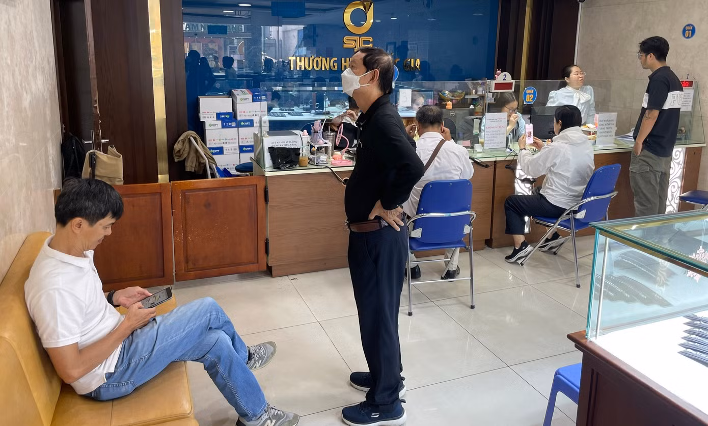 Khách bán vàng tại SJC hạ nhiệt so với ngày hôm qua.