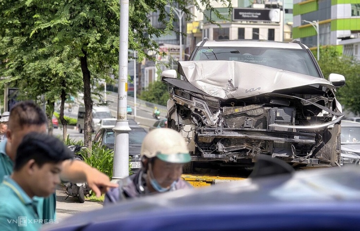 Ôtô bẹp dúm phần đầu sau tai nạn. Ảnh: Đình Văn