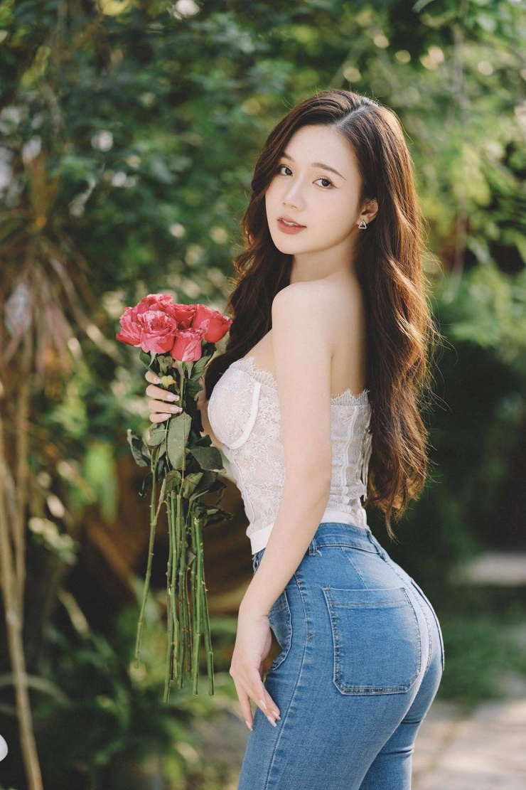 Ngọc Anh luôn xuất hiện trước ống kính với hình ảnh gợi cảm, xinh đẹp