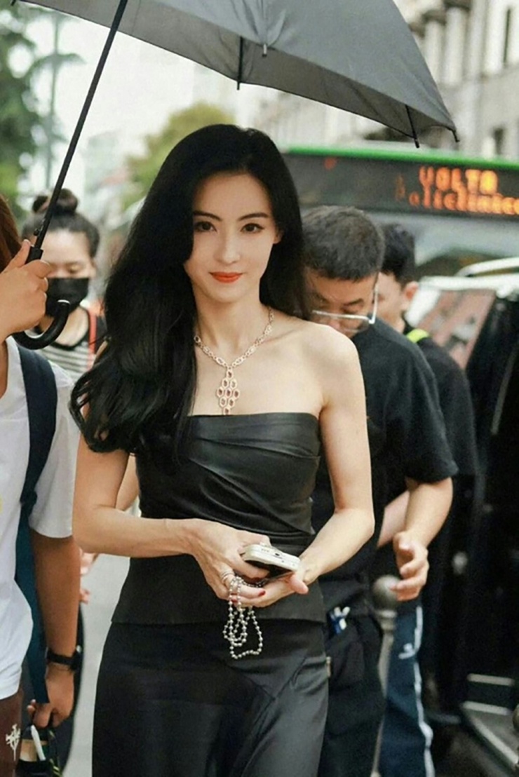 Trương Bá Chi tiếp tục theo đuổi sự nghiệp giải trí và tập trung chăm sóc 3 con trai. (Ảnh: Sohu)