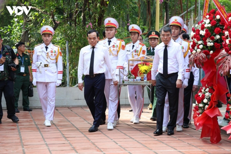 Thủ tướng Lê Minh Hưng và Bí thư Thành ủy TP.HCM Trần Lưu Quang thực hiện nghi lễ di quan đối với các hài cốt liệt sĩ được tìm thấy tại Công viên Lê Thị Riêng về nhà quàn.