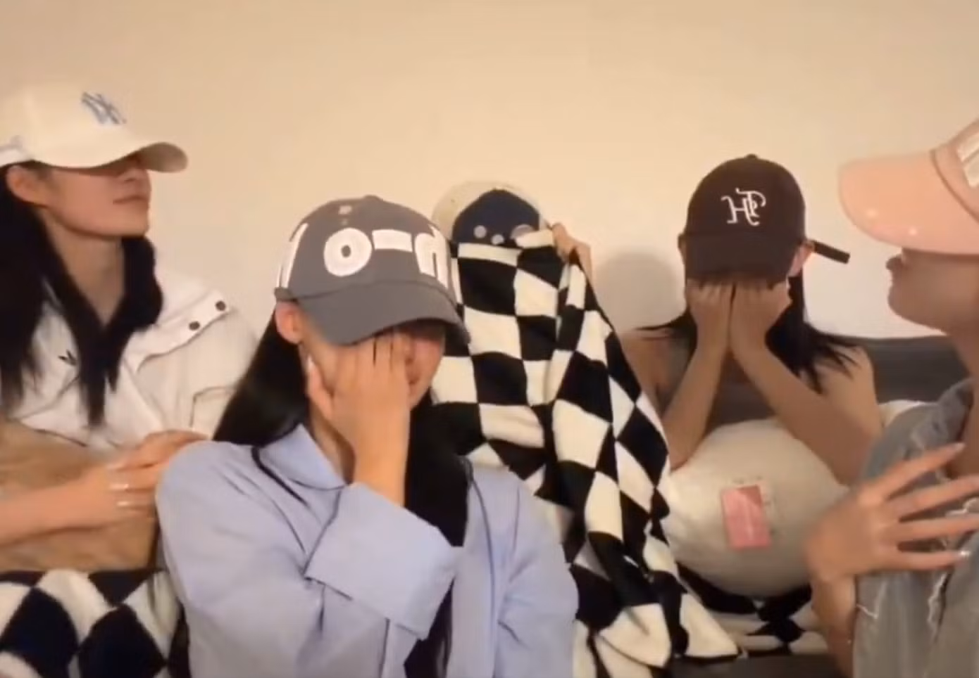 Khoảnh khắc RESCENE bật khóc vì thành tích hạng 1 đã "viral" khắp cõi mạng Hàn Quốc.