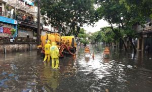 Mưa lớn rạng sáng ở Hà Nội, xuất hiện nhiều điểm “dềnh nước”