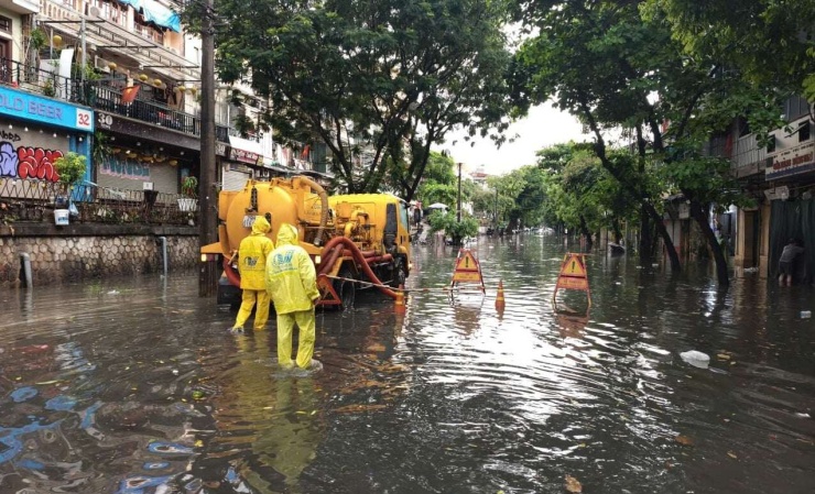 Điểm ngập nước tại phố Phùng Hưng, phường Hoàn Kiếm, TP Hà Nội. Ảnh: Quốc Bảo