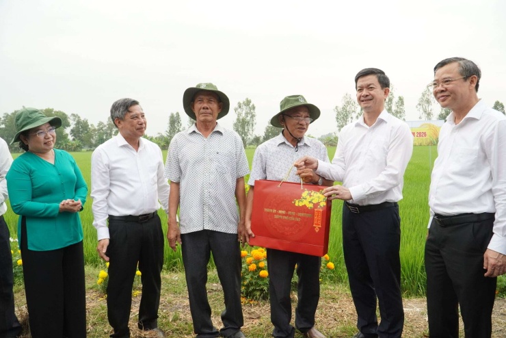 Ông Lê Quang Tùng cùng lãnh đạo Thành uỷ, UBND TP Cần Thơ thăm, tặng quà nông dân tiêu biểu của thành phố. Ảnh: HX