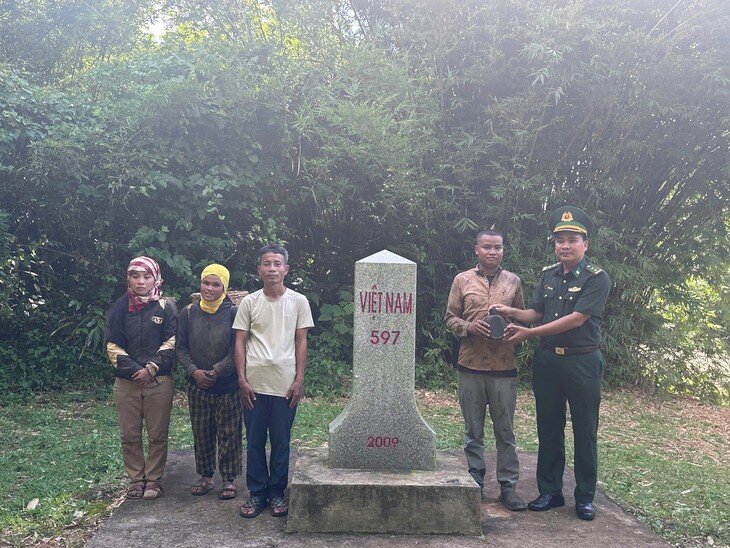 Gia đình ông Hồ Văn Vang cung cấp thông tin về nơi nghi có các phần mộ liệt sĩ. Ảnh: BĐBPQT