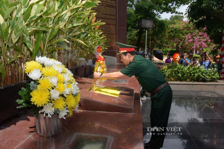 Đại tướng Phan Văn Giang thăm động viên Đội quy tập hài cốt liệt sĩ ở công viên Lê Thị Riêng - 4