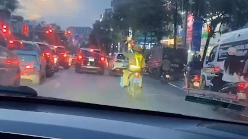 Vào giờ cao điểm, đường rất đông, chiến sĩ Cảnh sát giao thông đã ra hiệu lệnh nhường đường ưu tiên cho bệnh nhi
