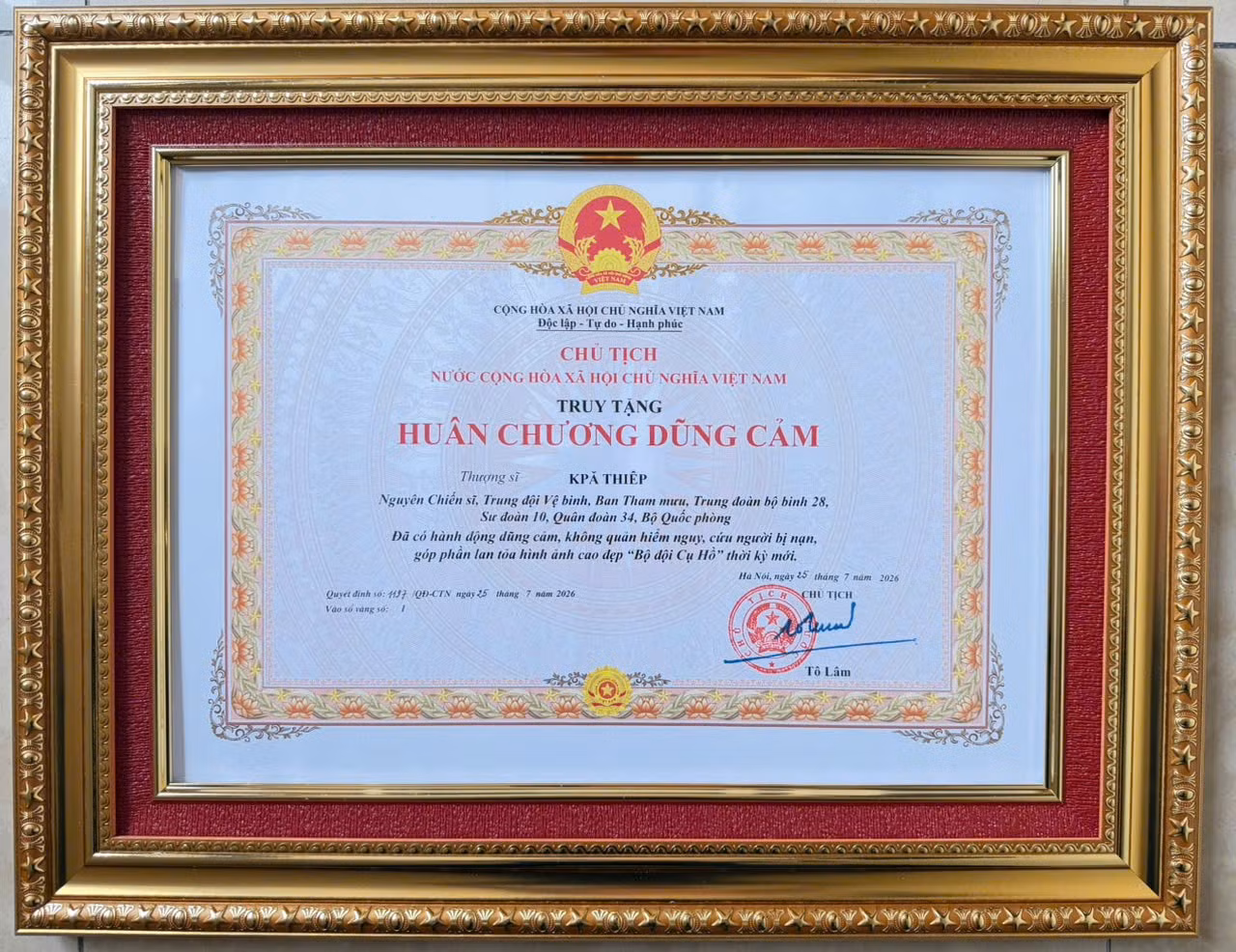 Truy tặng Huân chương Dũng cảm cho chiến sĩ hy sinh khi cứu hai người dân - 2
