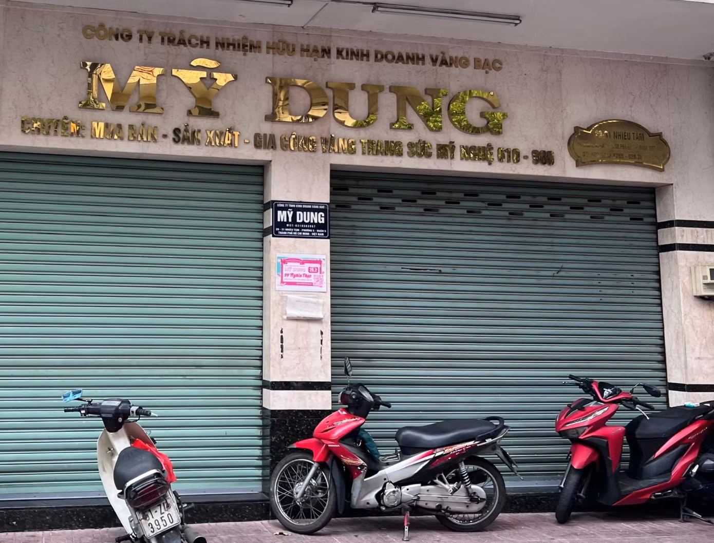Nhiều tiệm vàng, kim cương ở TPHCM tạm đóng cửa khiến những khu phố chuyên vàng bạc thêm đìu hiu.