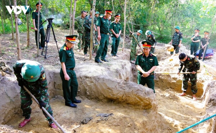 Lãnh đạo Bộ CHQS tỉnh Quảng Trị kiểm tra, động viên các lực lượng làm nhiệm vụ tại khu vực Câu Nhi, xã Nam Hải Lăng