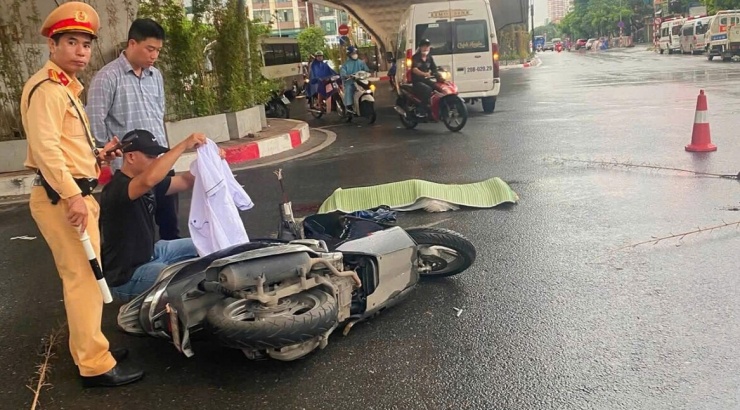 Lực lượng mở cốp xe, bên trong còn có chiếc áo trắng để nữ sinh đi thực tập (Ảnh: Hieu Ty)