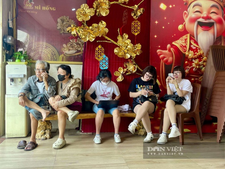 Khách chờ người thân, chờ giao dịch vàng tại Mi Hồng trưa 25/7. Ảnh: Hồng Phúc
