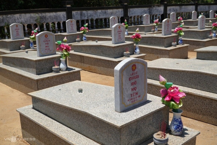 Các ngôi mộ "Chưa rõ họ tên" ở nghĩa trang liệt sĩ Địa đạo Đám Toái. Ảnh: Phạm Linh