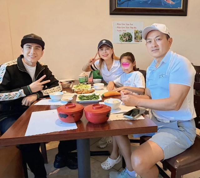 Trong lần gặp gỡ này, gia đình Thanh Thảo đã đón Đan Trường đi thưởng thức bữa cơm Việt tại Mỹ. Theo nữ ca sĩ, món ăn yêu thích của Đan Trường vẫn là cá kho tộ và canh khoai mỡ.