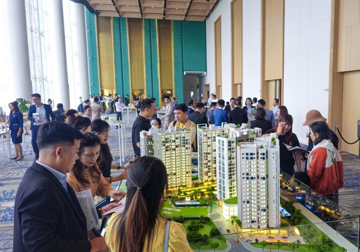 Người mua nhà tham quan một dự án căn hộ tại TP HCM. Ảnh: Phương Uyên